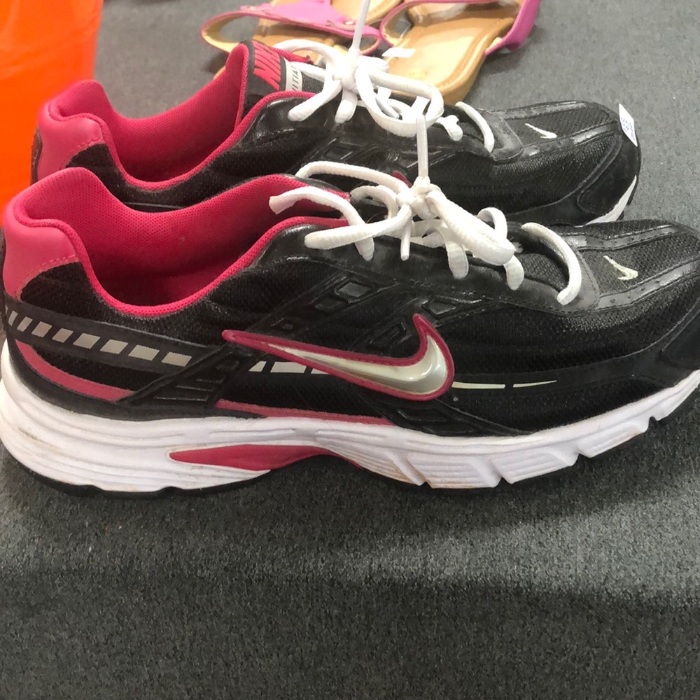 Nike 9.5 tennis shoes